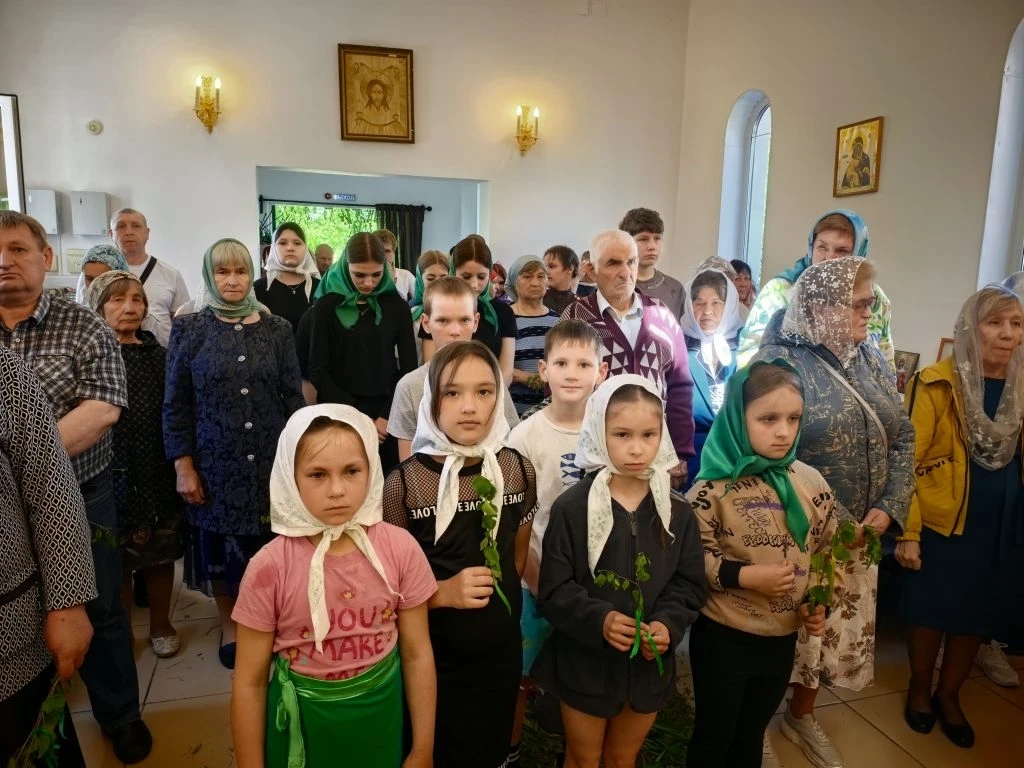 Зелёные оттенки юбилейного праздника в Пачинском храме