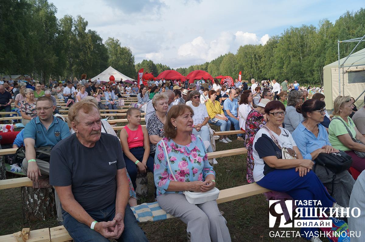 Множество зрителей посетили «Симфоночь». Зрительным залом служила поляна с деревянными скамьями. | Ольга Гиря