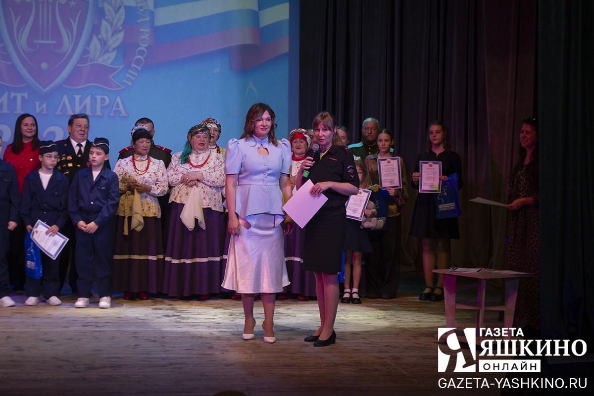 Елизавета Борисова исполнила песню «Офицеры» | Дарья Рэдван