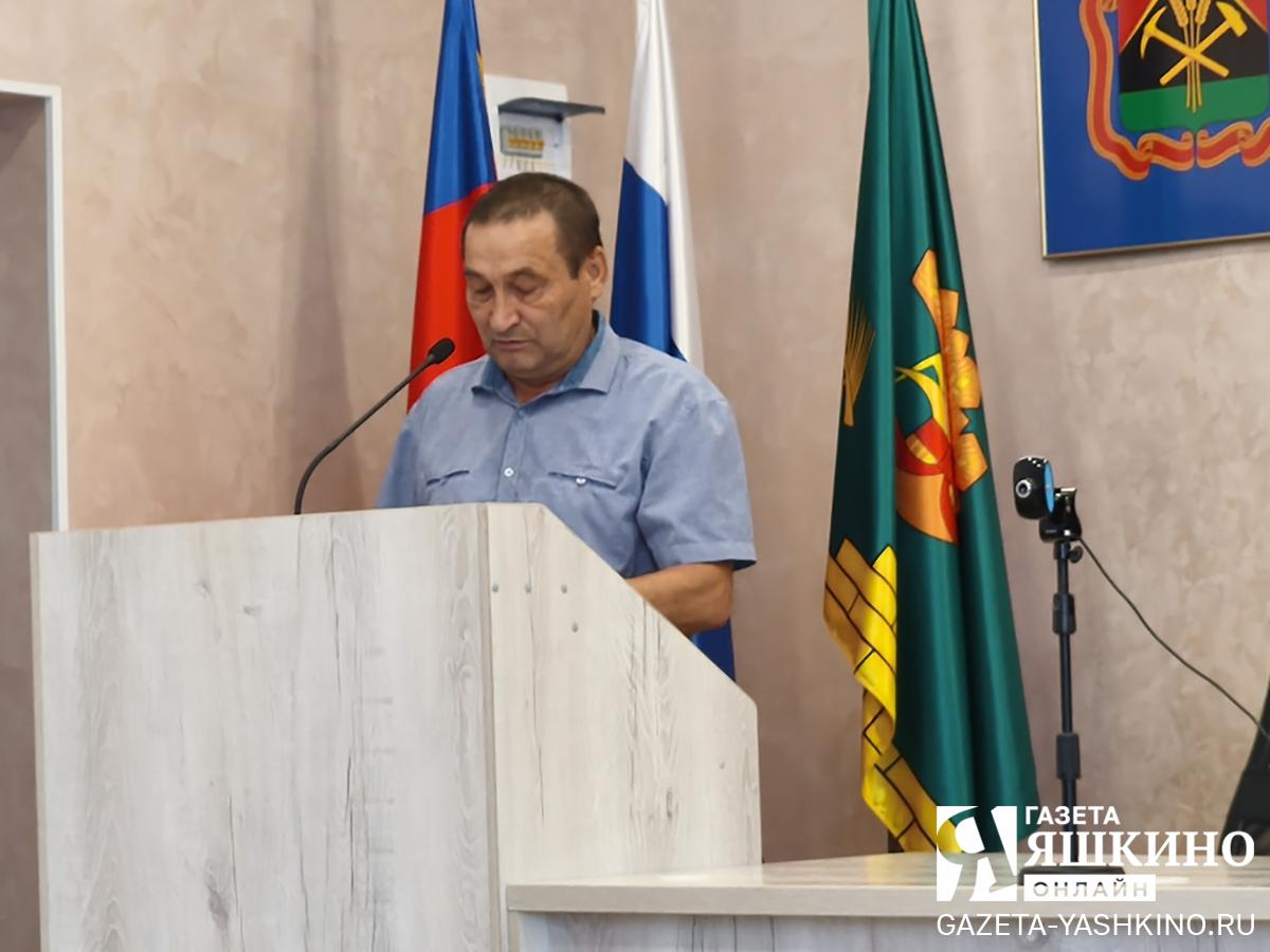 Заведующий сектором ГО и ЧС Валерий Кириллов рассказывает о результатах проверки подвальных помещений. | Дарья Кустова