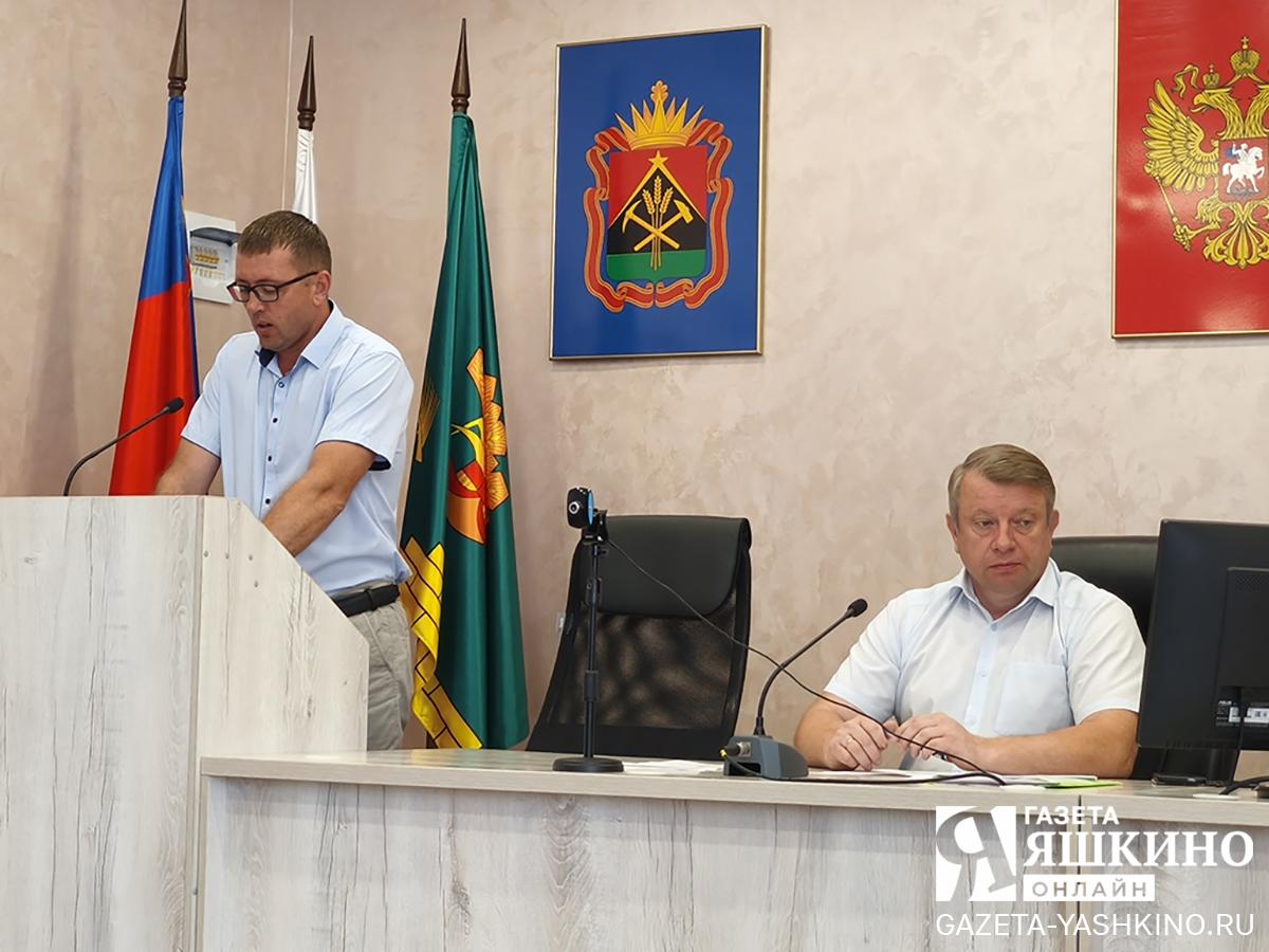 Начальник управления культуры, молодёжной политики и спорта Василий Лукьянец рассказывает о реализации в Яшкинском округе программы «Пушкинская карта». | Дарья Кустова