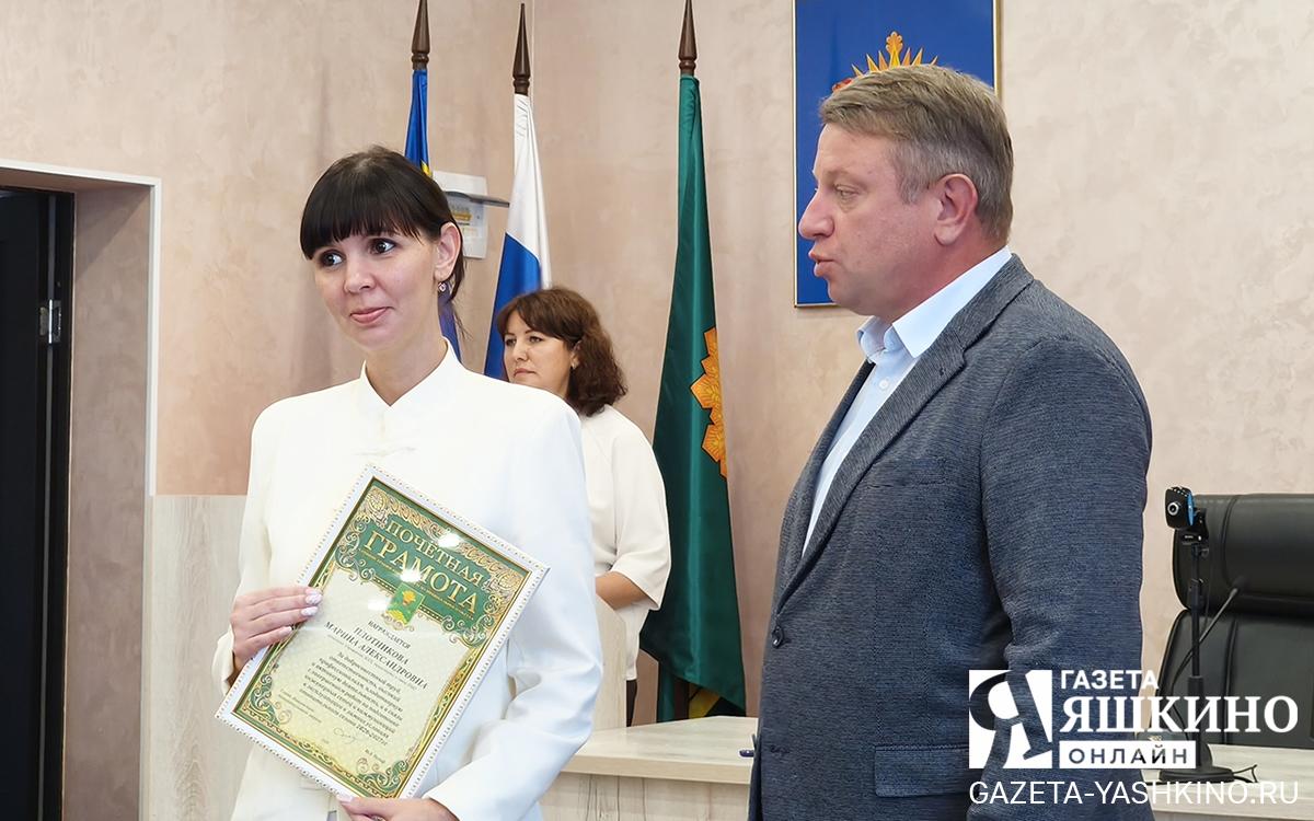 Почётную грамоту глава округа вручил начальнику управления жилищно-коммунального хозяйства, транспорта и связи Марине Плотниковой. | Дарья  Кустова