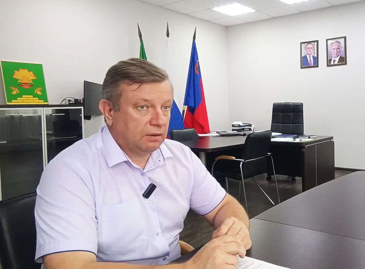 Глава Яшкинского округа Юрий Вульф во время прямого эфира. | скриншот из видео.
