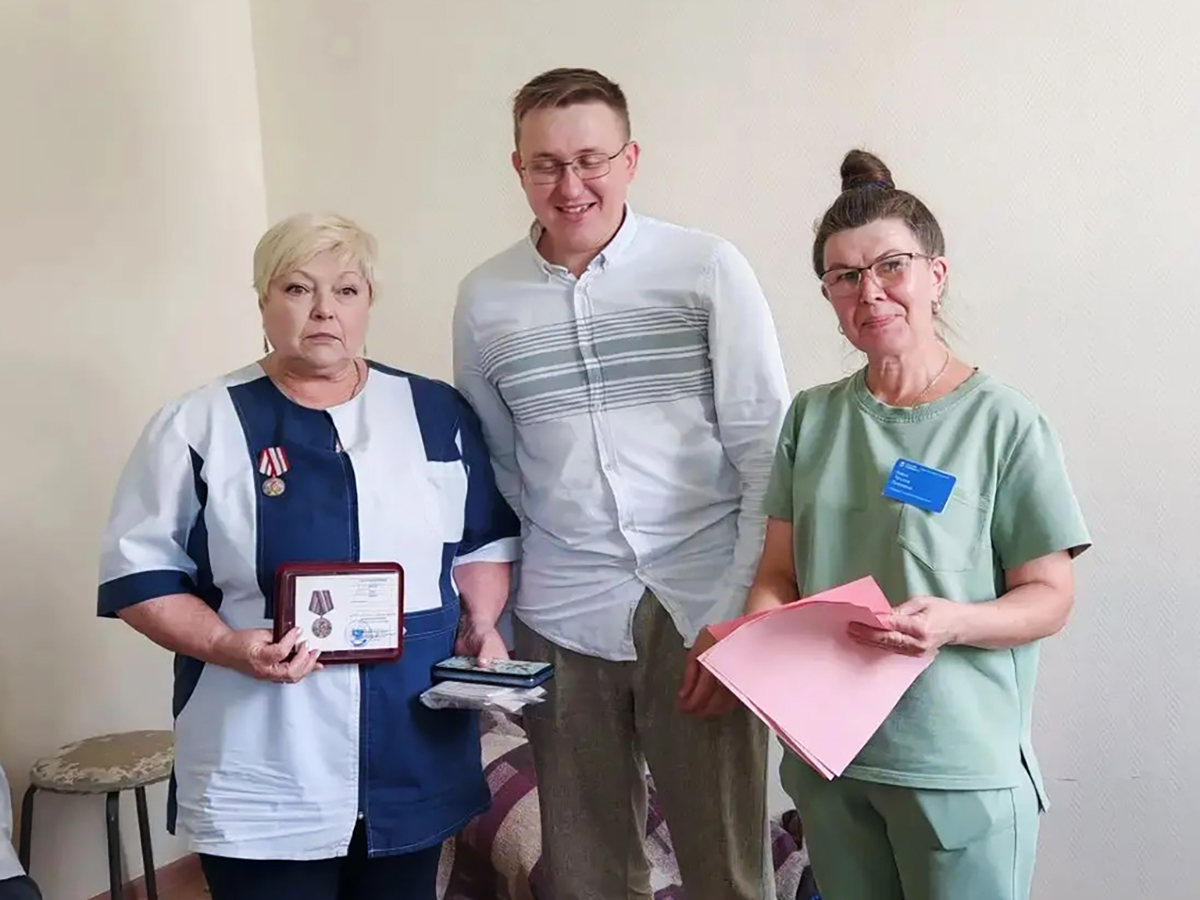 Награду получила Ирина Евстигнеева (слева).