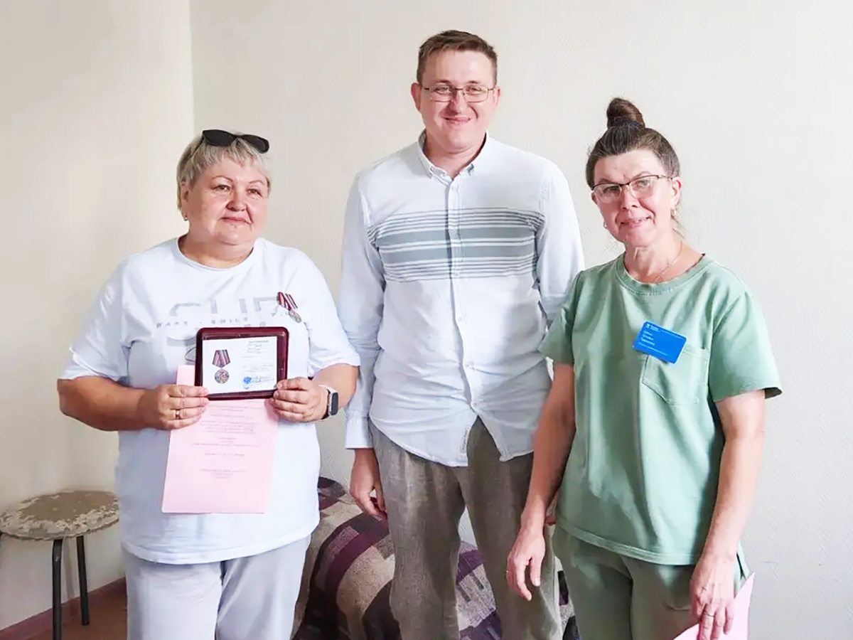 Награду получила Ирина Жерновская (слева). | группа «СВОЯшка».