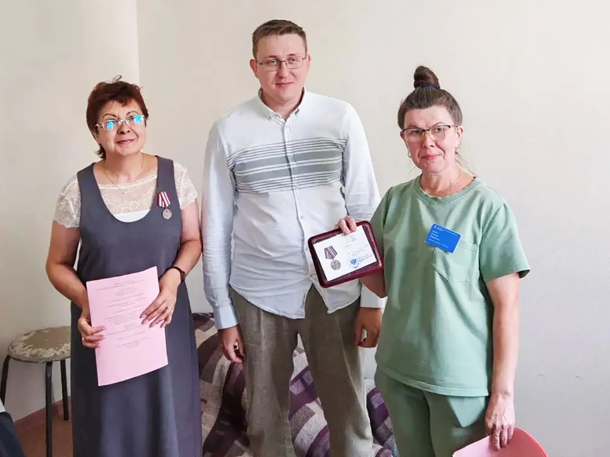 Награду получила Наталья Котова (слева). | группа «СВОЯшка».