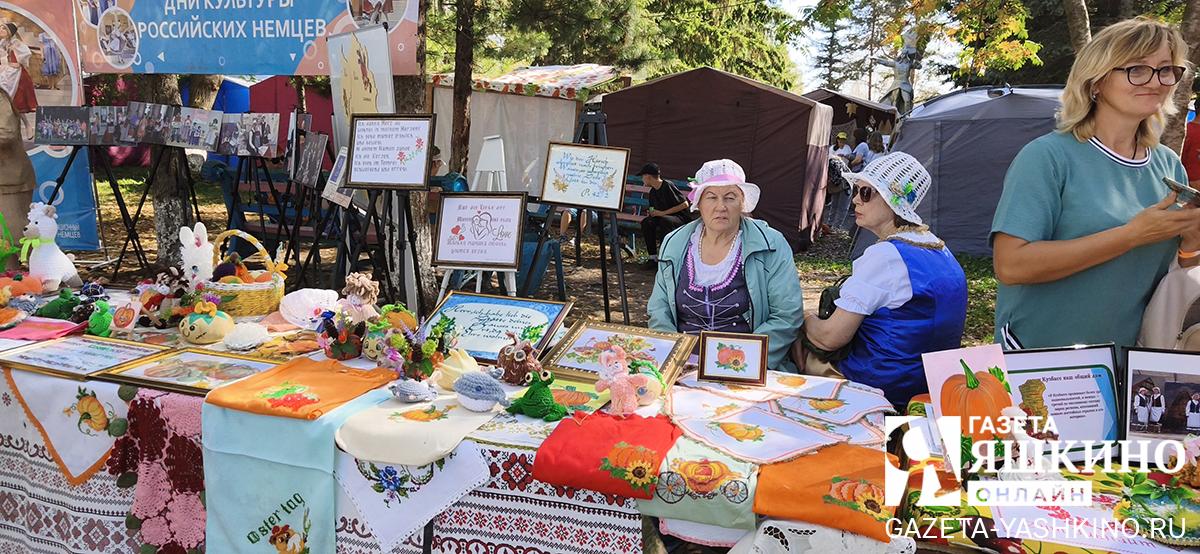 «Немецкое подворье» на фестивале представляли российские немцы Кузбасса. | Дарья Кустова