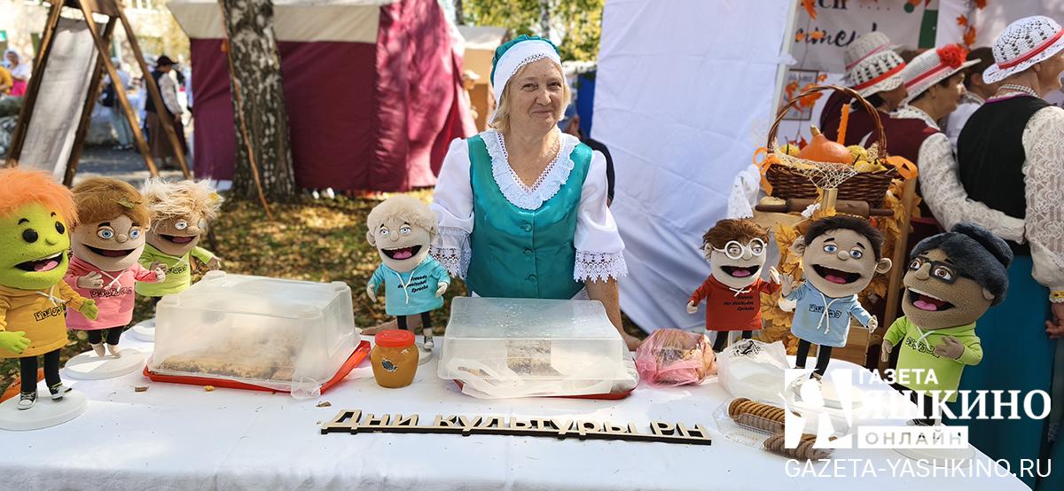 Волонтёр Елена Кустова, представляющая на фестивале «немецкое подворье», предлагала гостям купить тыквенное варенье. Вырученные от продажи деньги будут направлены на помощь участникам СВО. | Дарья Кустова
