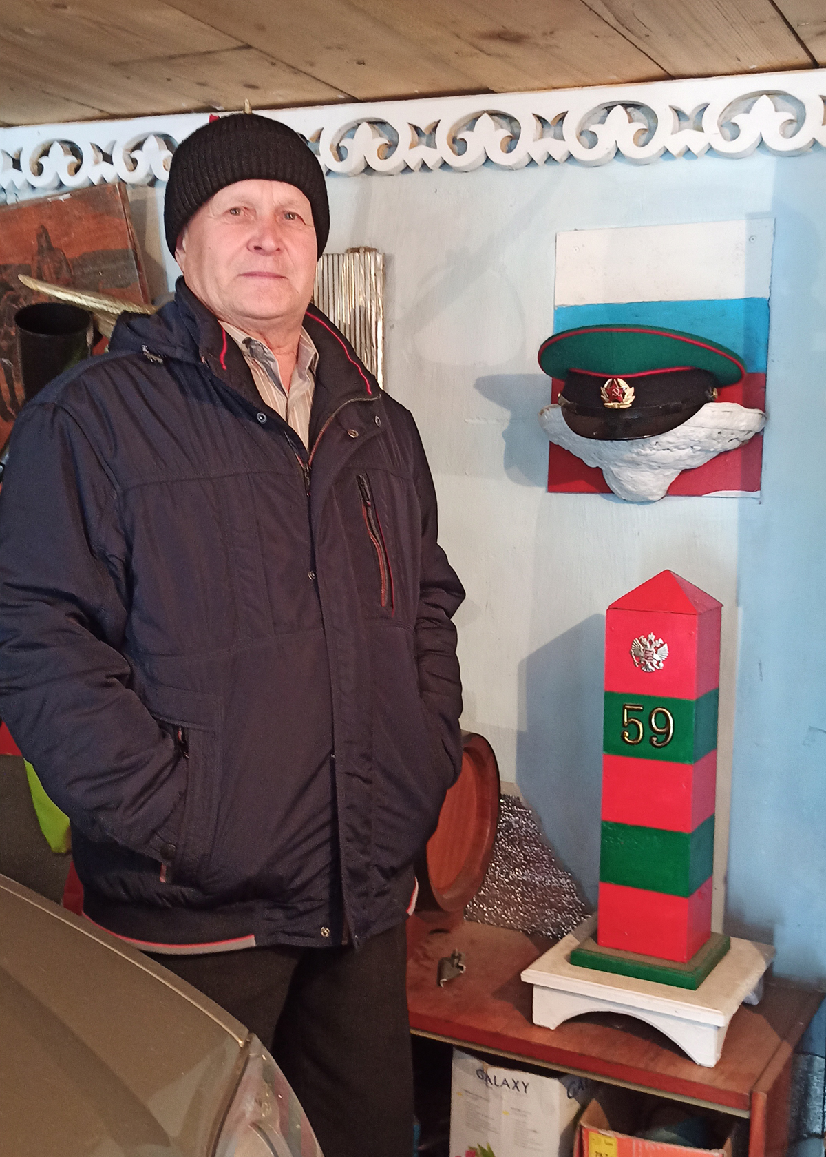 Василий Максимович оборудовал в гараже армейский уголок с пограничным столбом и другими атрибутами пограничника. | Дарья Рэдван