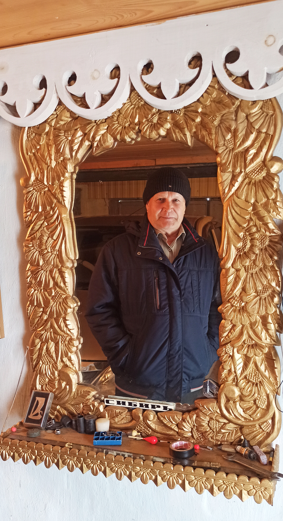 Василий Максимович смотрит в то самое зеркало, раму для которого он когда-то вырезал своими же руками. | Дарья Рэдван