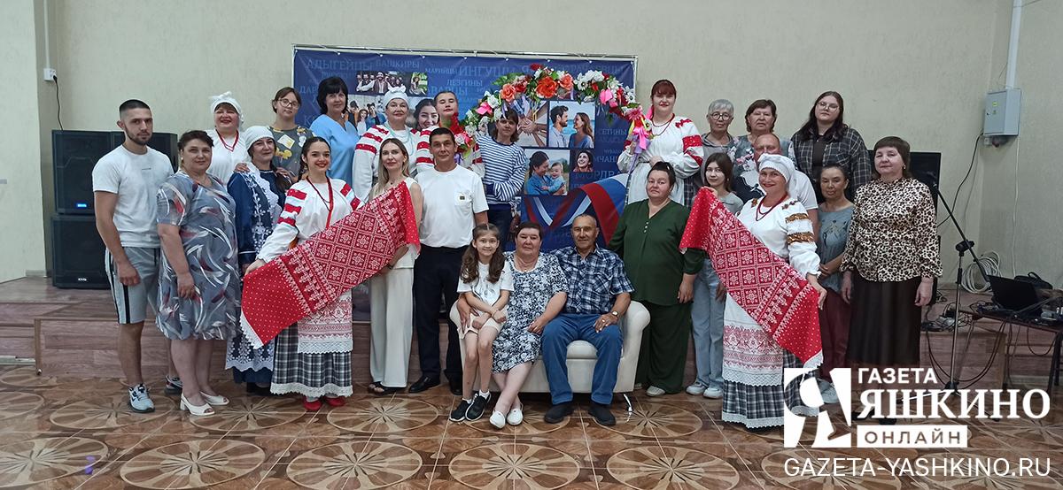 Фотография на память с гостями праздника. | Дарья Рэдван