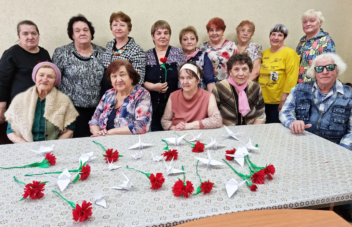 «Серебряные непоседы» участвуют в патриотических акциях. Сами изготавливают красные гвоздики и возлагают их к Вечному огню. | из архива группы