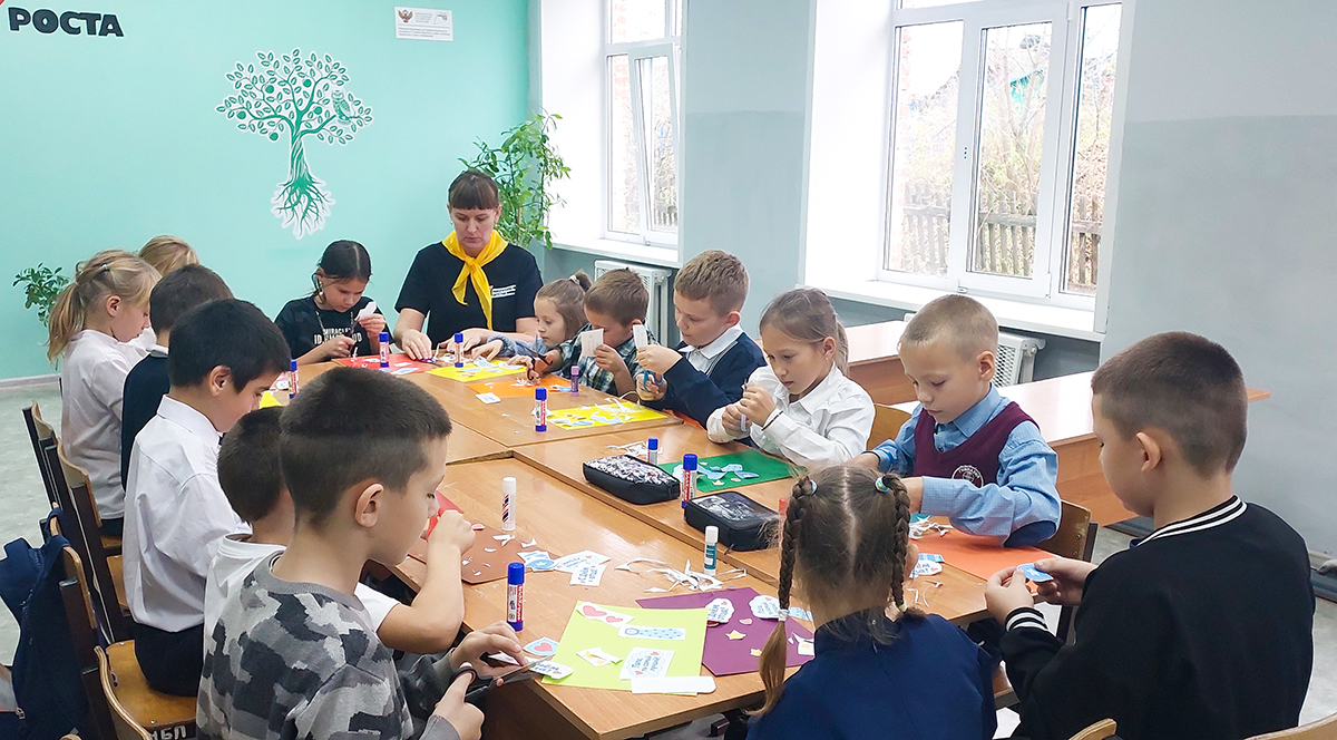 Школьники из Пашкова подготовили открытки ко Дню отца