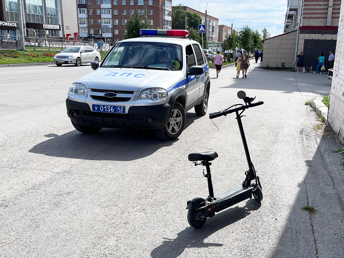 Девушка везла на электросамокате двоих детей