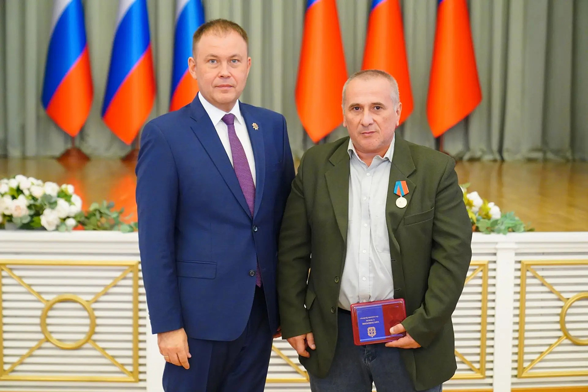 Ленур Аблизатов, слесарь-электрик по ремонту электрооборудования «КДВ Яшкино», награждён медалью «За служение Кузбассу». | Администрация правительства Кузбасса