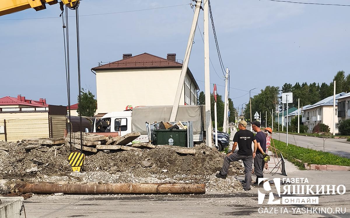 Возле рынка в Яшкине начали менять теплотрассу